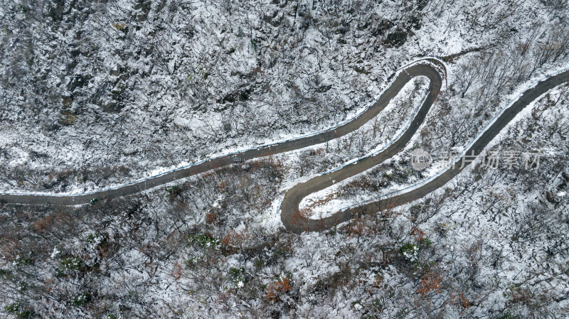 冬天雪后大山公路交通航拍