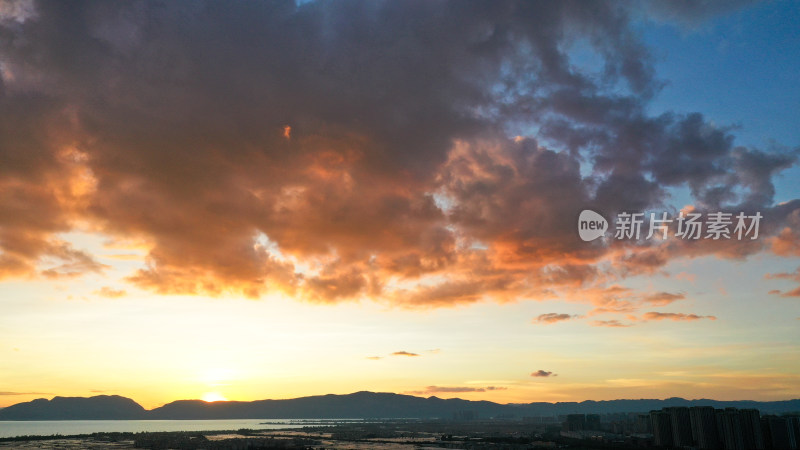 城市天际线下的夕阳余晖