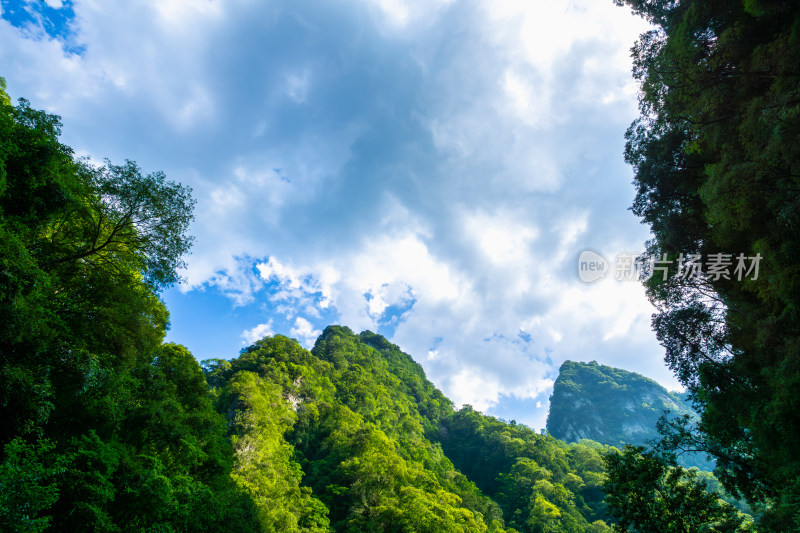 蓝天白云下的大山峡谷