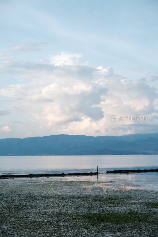 湖岸远山与蓝天白云风景