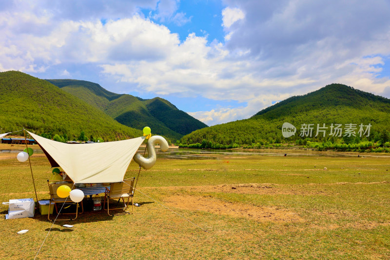 户外草地山林间露营场景