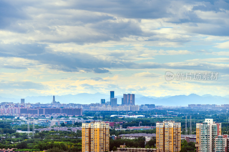 中国北京夏季国贸CBD城市天际线大气流云