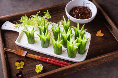 中国美食冷菜黄瓜沾酱