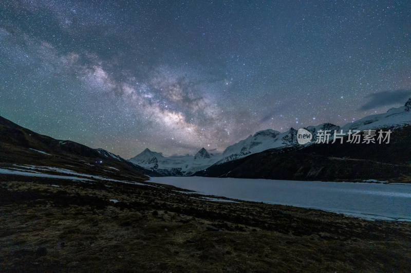 西藏那曲比如萨普神山雪山星空下的宁静湖泊