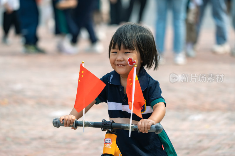 幼儿园孩子平衡车比赛体育运动迎国庆