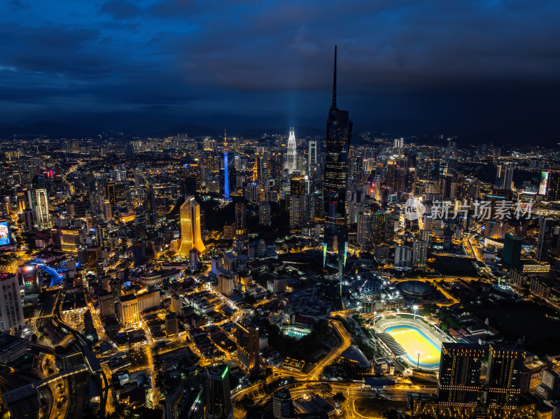 马来西亚吉隆坡莫迪卡石油双子塔夜景航拍