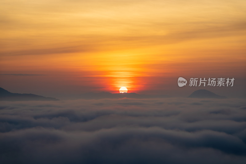 日出时分山间云海与红日