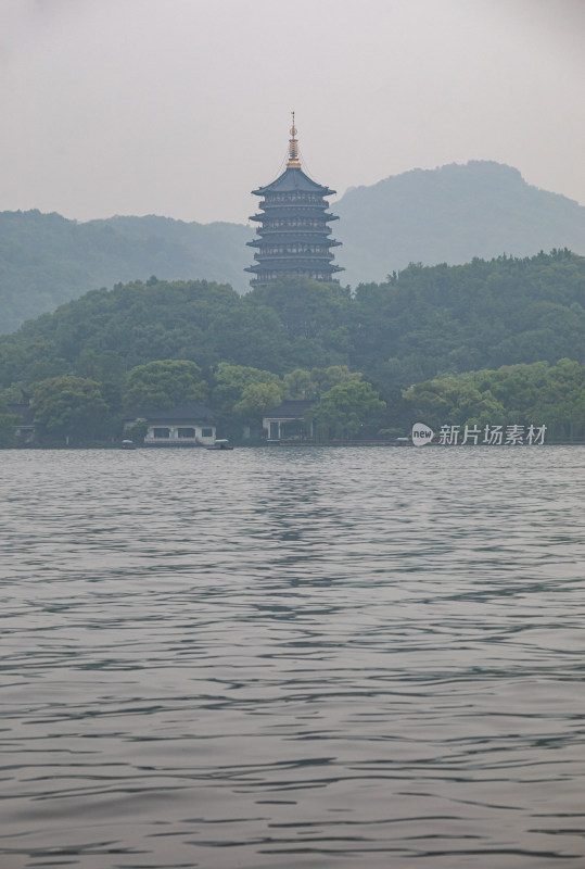 杭州西湖雾色雷峰塔