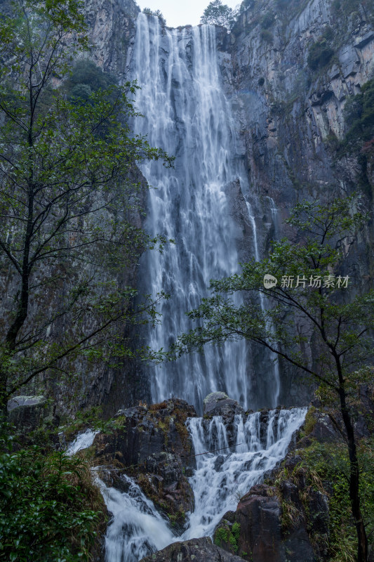 水流汹涌的瀑布