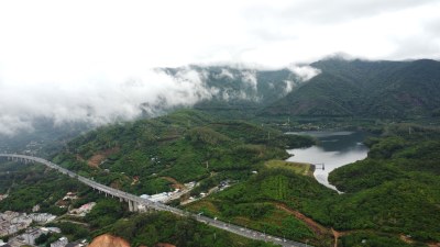 广东东莞：雨后城镇上空云雾缭绕