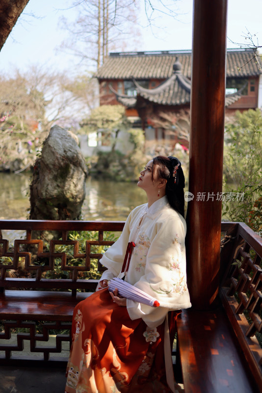 杭州私家园林郭庄穿汉服的女人