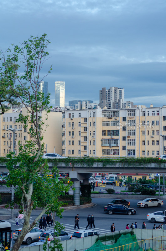 城市街道交通与居民楼景观