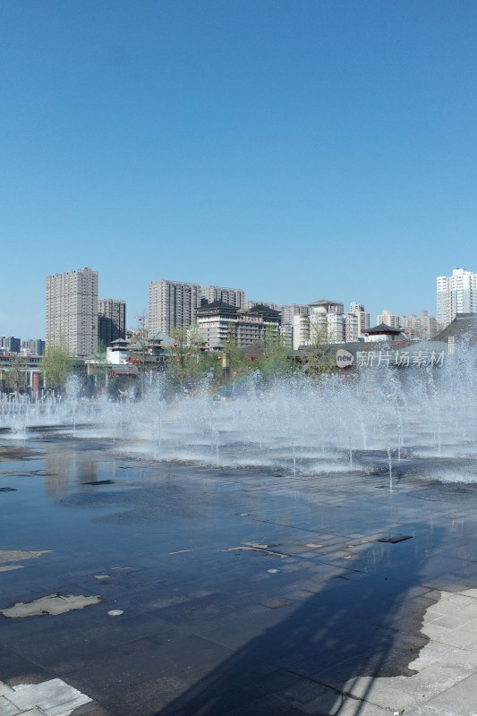 城市喷泉与彩虹景观