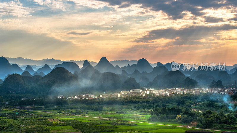 桂林鸟瞰图大山群山耶稣光金光夕阳