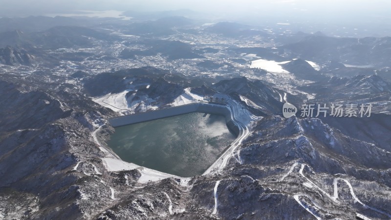 航拍俯瞰山东昆嵛山天心池冬季雪景