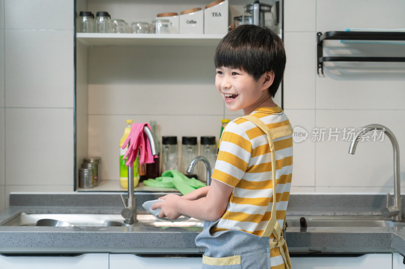 快乐的小男孩在家做家务