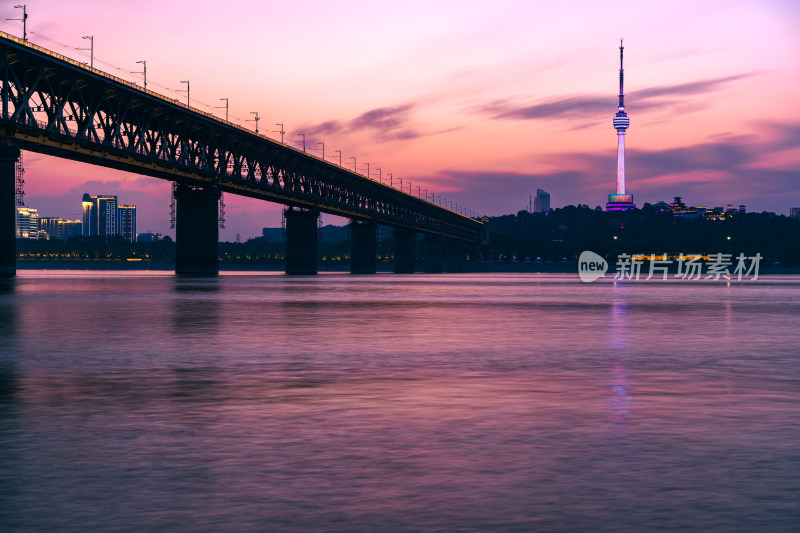 夏季武汉长江大桥夜景风光