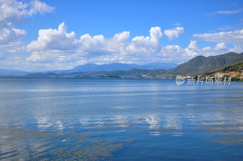 冬天洱海的金黄色和湛蓝的天空云彩