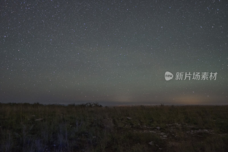 野外草地夜空繁星璀璨的景象