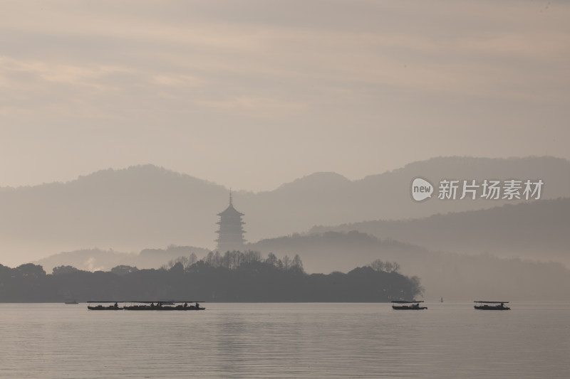 晨雾中的杭州西湖雷峰塔风光