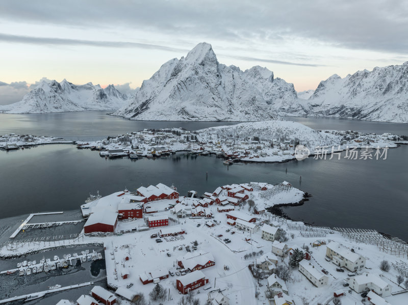 挪威罗弗敦群岛北极圈雷纳冬季雪景高空航拍