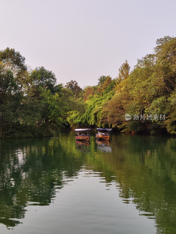 浴鹄湾湖畔中式建筑与山林景观