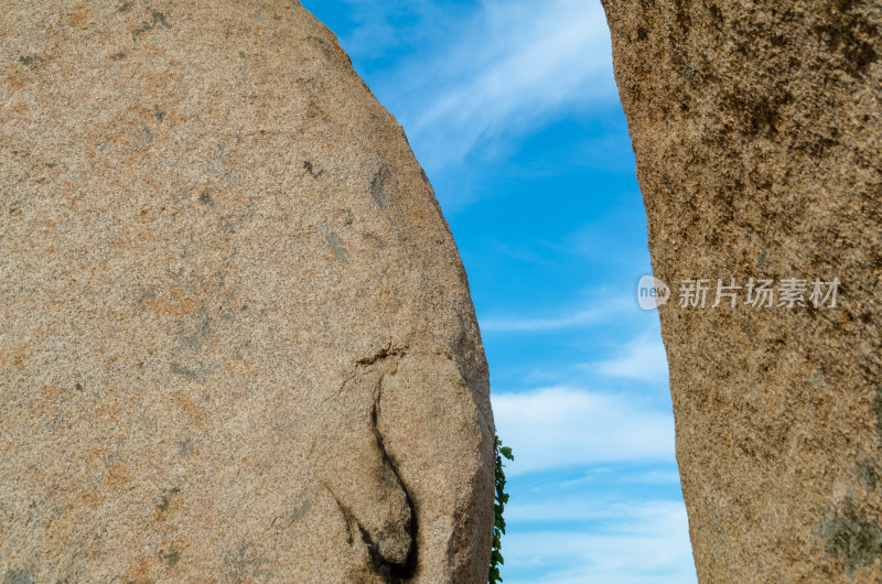 崂山两块巨石间的通道