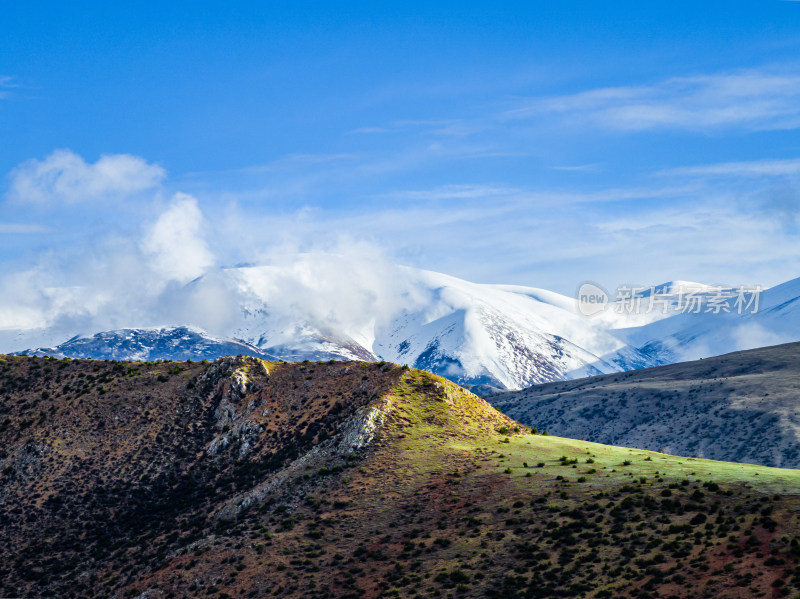 中国西藏高原雪山草原蓝天风景航拍