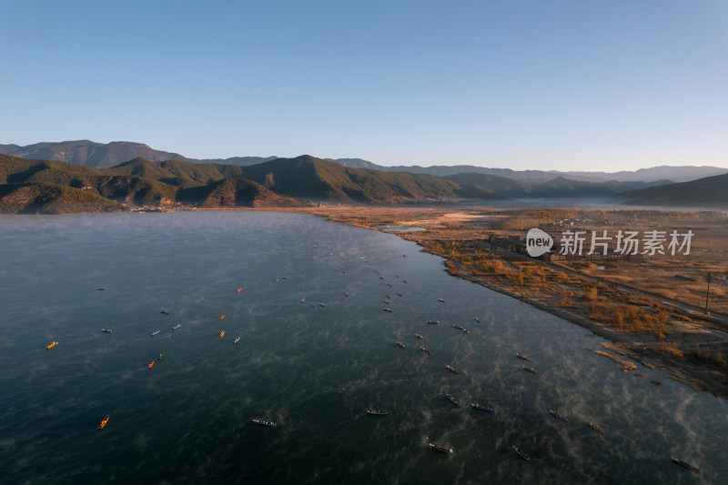 泸沽湖冬天唯美晨雾冬景