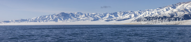 冬季赛里木湖雪山湖泊全景自然风光