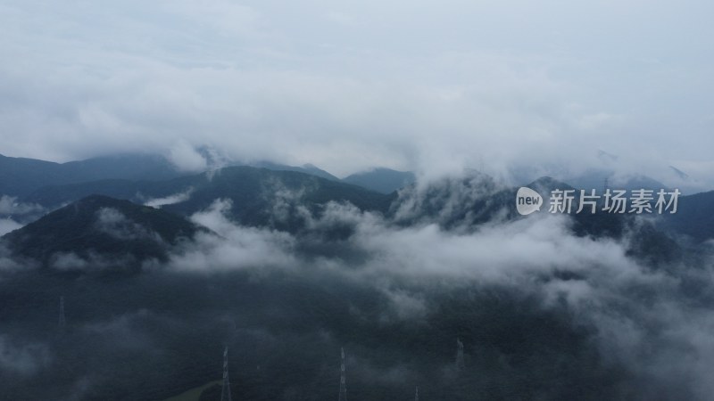 广东东莞：雨后银瓶山上空出现云海