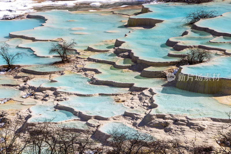 四川阿坝黄龙景区冬日雪后五彩池钙化池