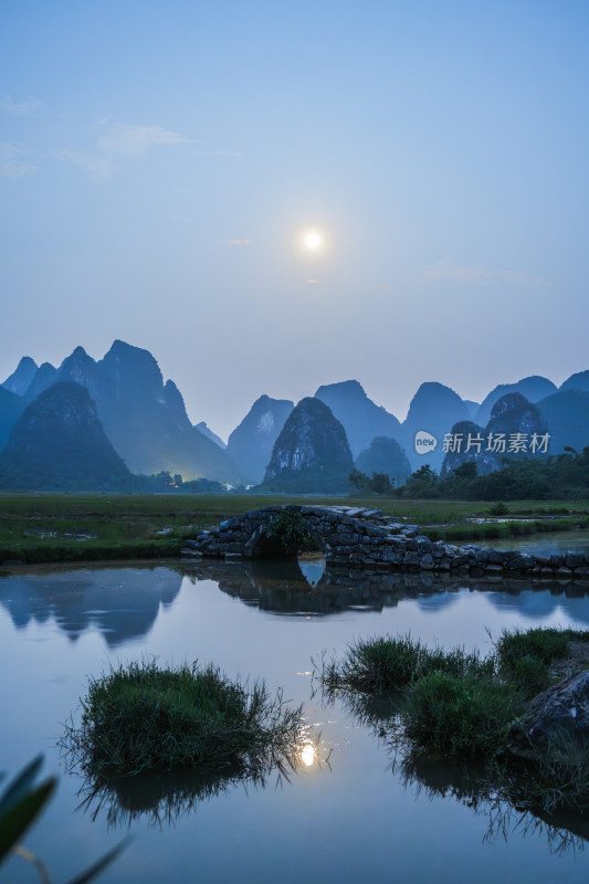 夜晚月亮下桂林的山和古老的石桥