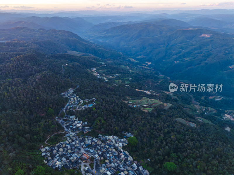 航拍被森林环绕的景迈山村庄全景