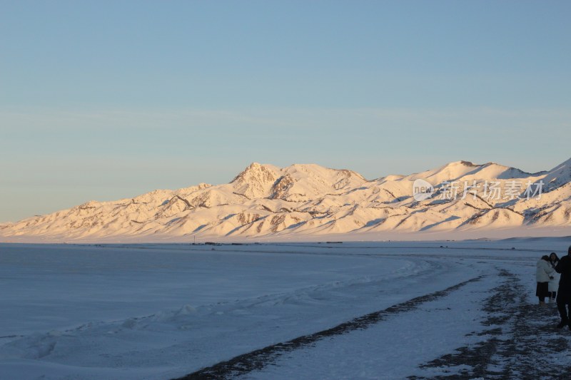 雪地河畔人群休闲场景