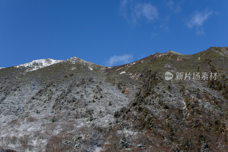 冬日雪山蓝天