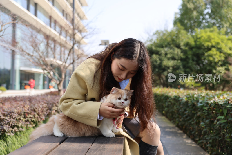 杭州阿里巴巴西溪园区美女与猫的温馨互动