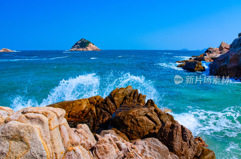 香港石澳海岸公园海浪拍打礁石