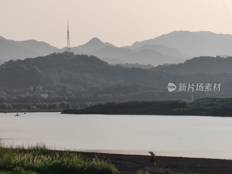 山水相依的自然风景图