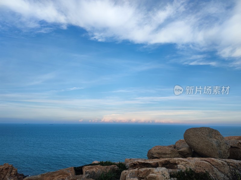 海边岩石上的开阔海景