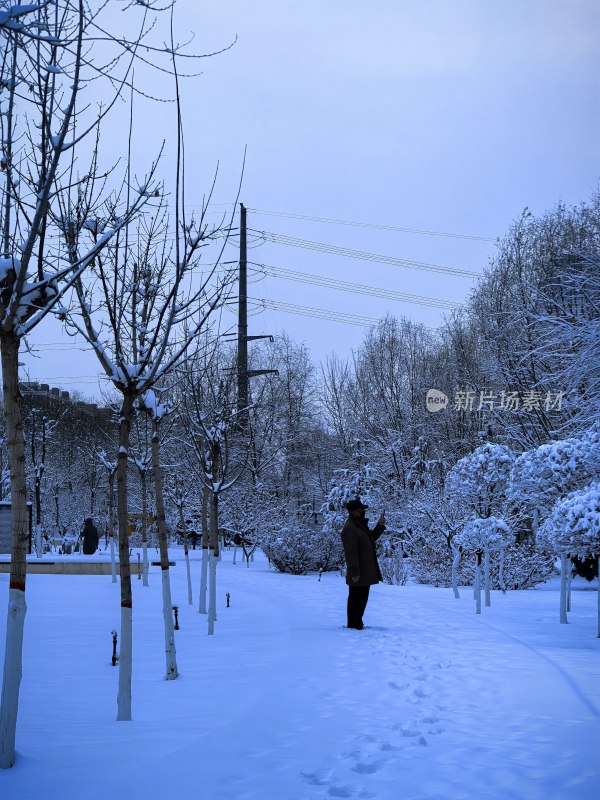 雪中老人欣赏雪景