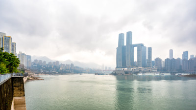 阴雨天重庆长江与朝天门广场来福士