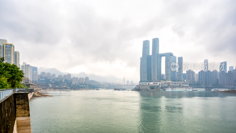 阴雨天重庆长江与朝天门广场来福士