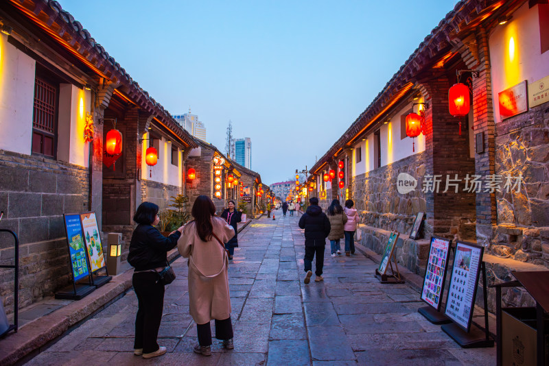 烟台所城里古街行人夜景