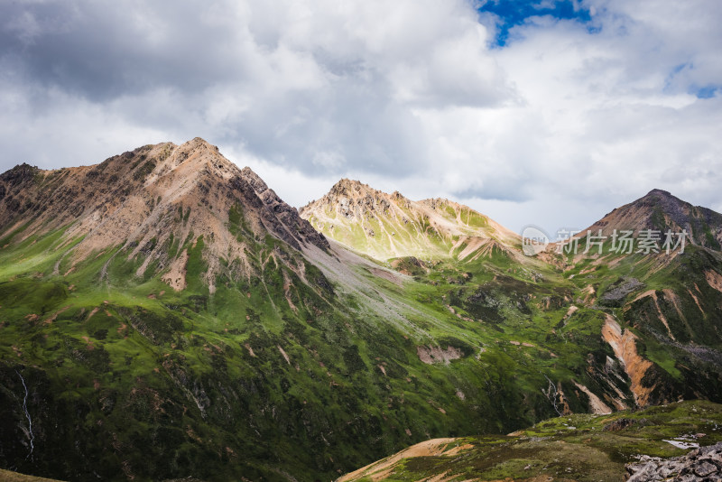 格聂崇山峻岭自然风光