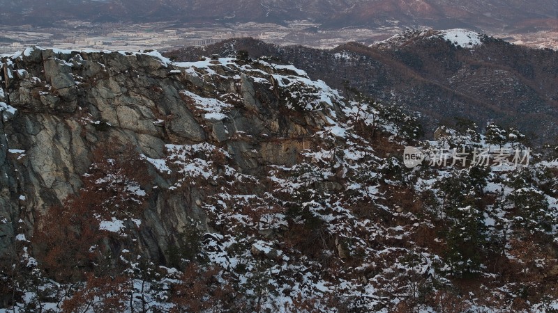 航拍威海市临港区南玉皇山冬季雪后山野