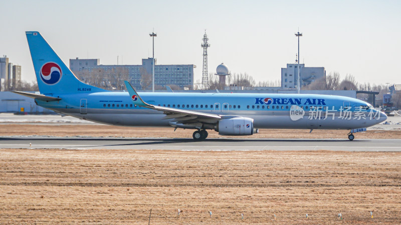 韩国航空飞机于机场跑道画面