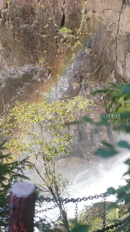 天山天池飞龙潭瀑布形成的彩虹