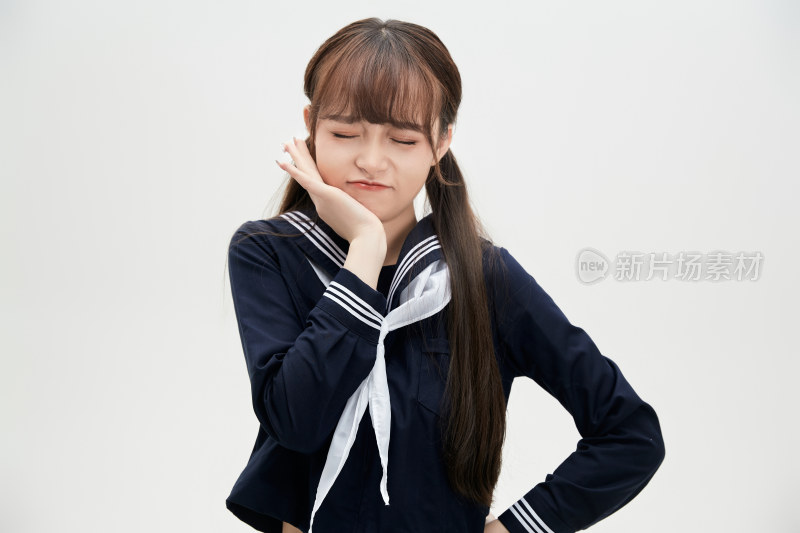 身穿日系高中制服的美丽少女