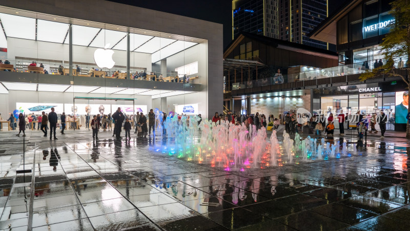 成都太古里商业区的苹果Apple零售店夜景